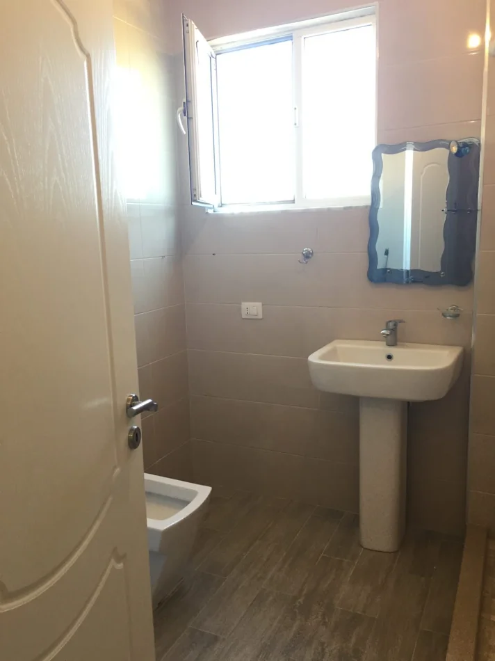 Tirane, jepet me qera apartament 1+1 Kati 4, 67 m² 450 € (FRESK)