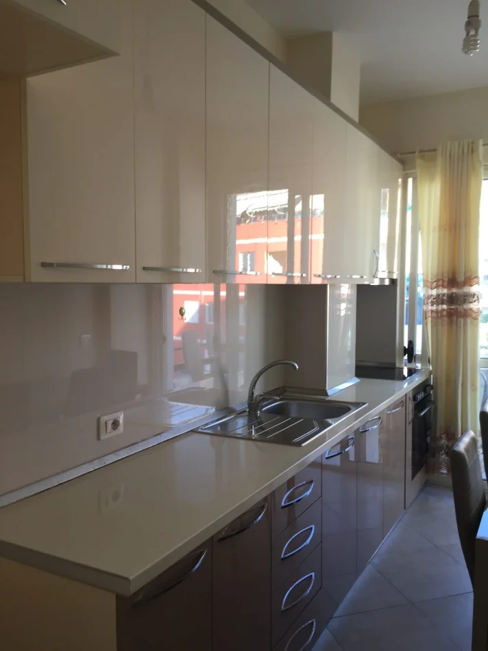 Tirane, jepet me qera apartament 1+1 Kati 4, 67 m² 450 € (FRESK)