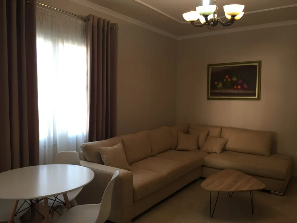 Tirane, jepet me qera apartament 1+1 Kati 4, 67 m² 450 € (FRESK)