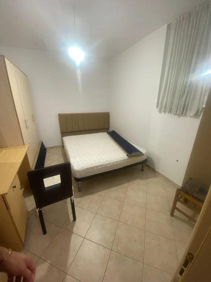 Tirane, jepet me qera apartament 1+1 Kati 2, 55 m² 500 € (KOMUNA E PARISIT)