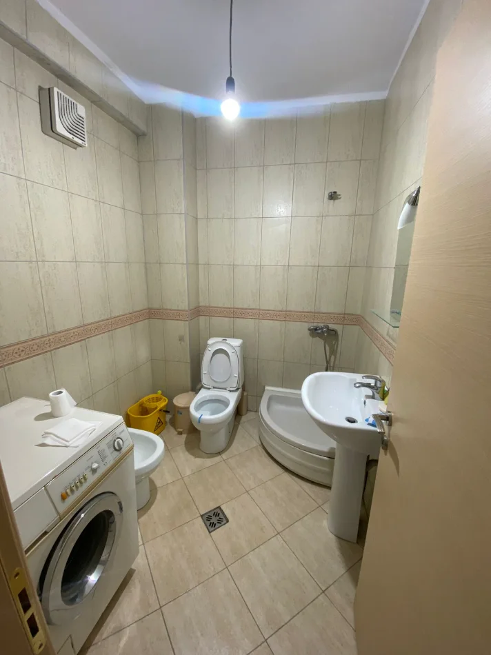 Tirane, jepet me qera apartament 1+1 Kati 2, 55 m² 500 € (KOMUNA E PARISIT)
