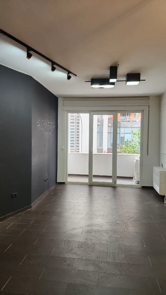 Tirane, jepet me qera apartament Kati 1, 85 m² 850 € (Rr. Kosovareve)