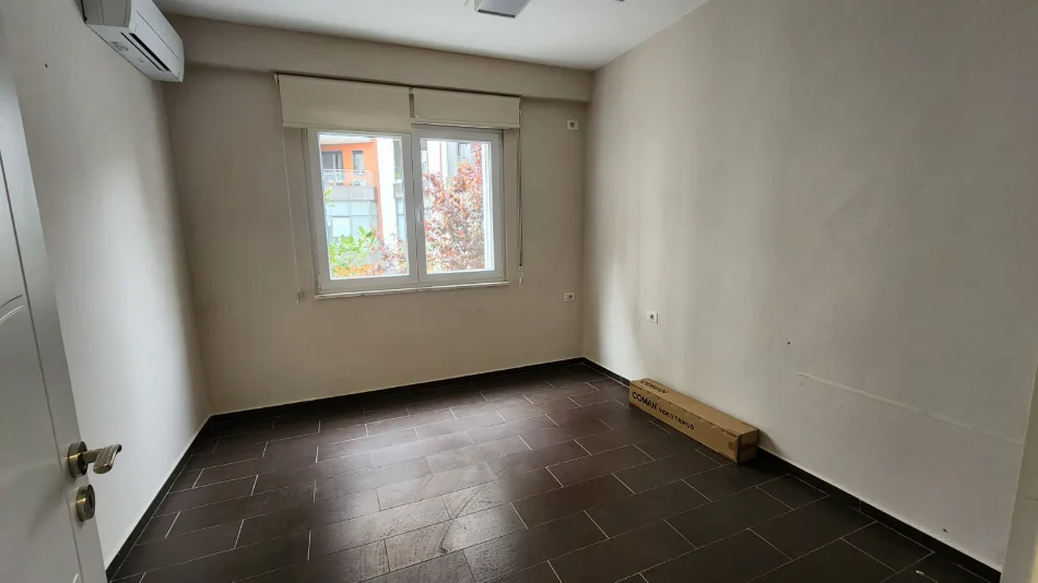 Tirane, jepet me qera apartament Kati 1, 85 m² 850 € (Rr. Kosovareve)