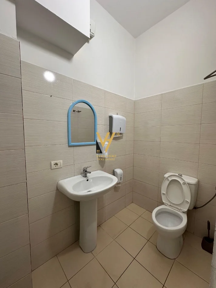 Tirane, jepet me qera zyre Kati 2, 350 m² 3.000 € (QYTET STUDENTI)