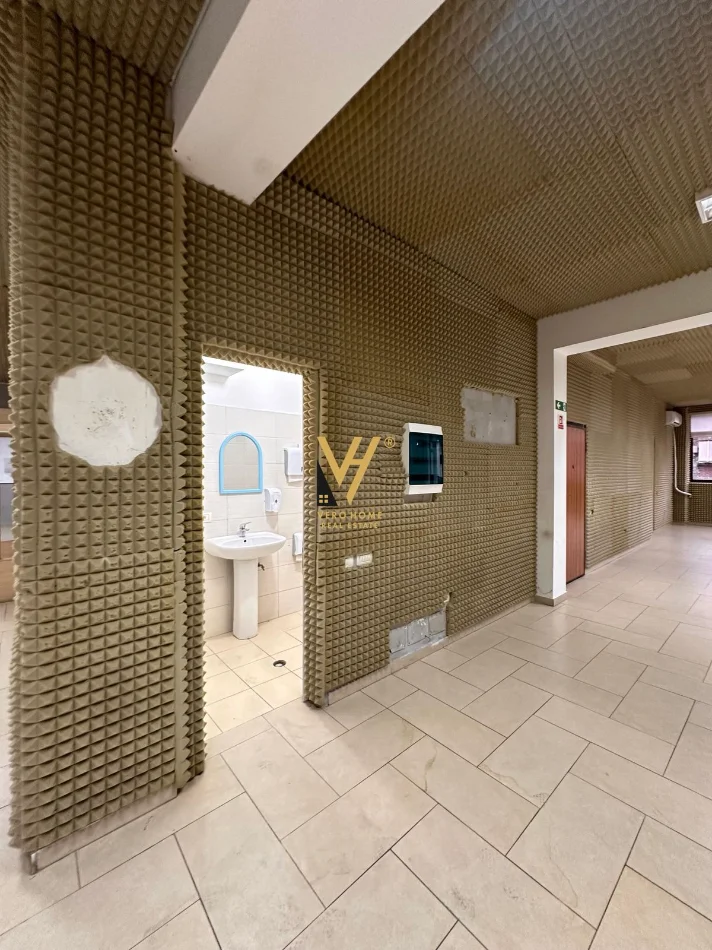 Tirane, jepet me qera zyre Kati 2, 350 m² 3.000 € (QYTET STUDENTI)