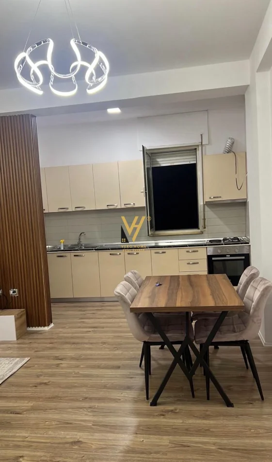 Tirane, jepet me qera apartament 1+1+Ballkon Kati 5, 88 m² 620 € (LIQENI I THATE)
