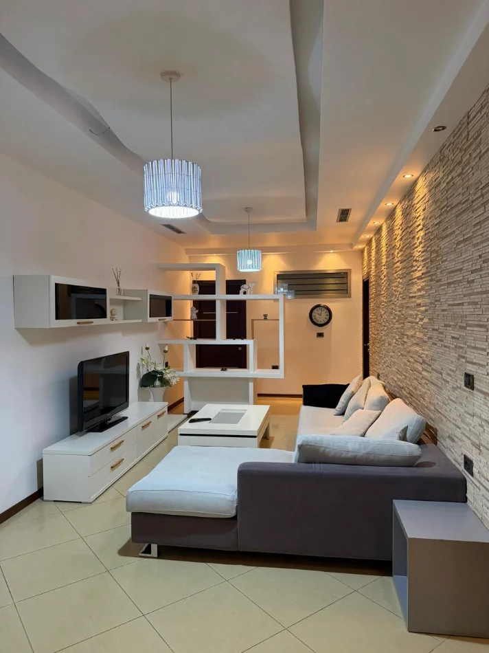 APARTAMENT 2+1+2 ME QIRA   NE BLLOK   1.000 €
