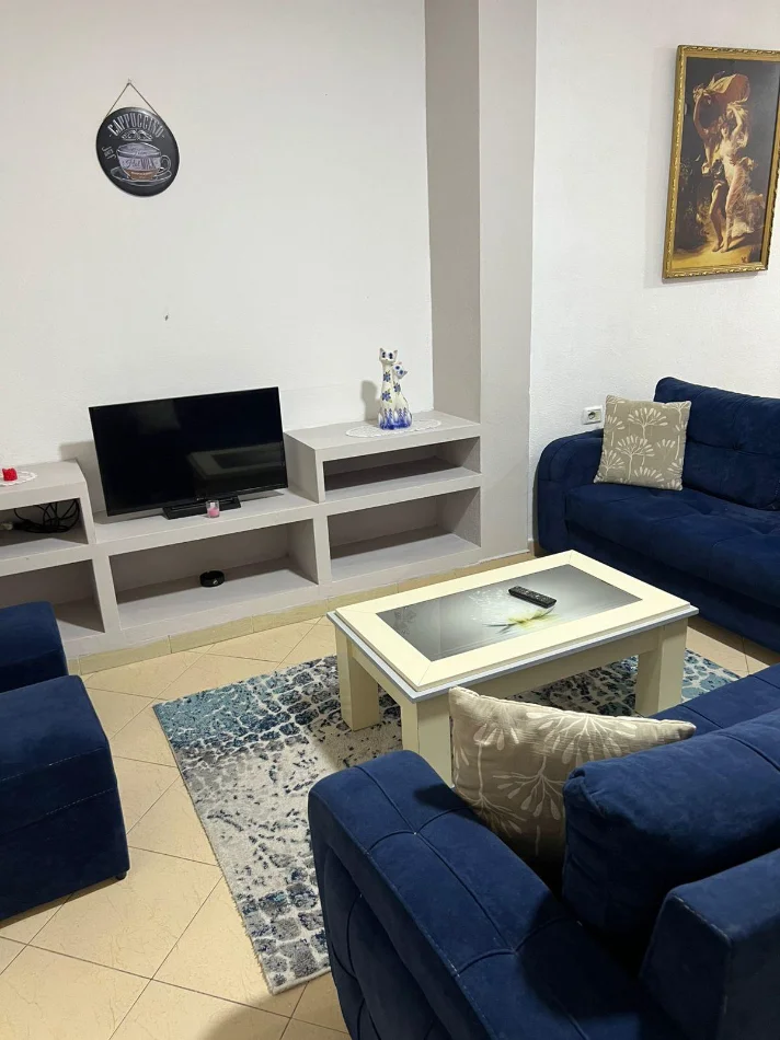 Tirane, jepet me qera apartament 1+1 Kati 2, 80 m² 400 € (Rruga 5 Maji)