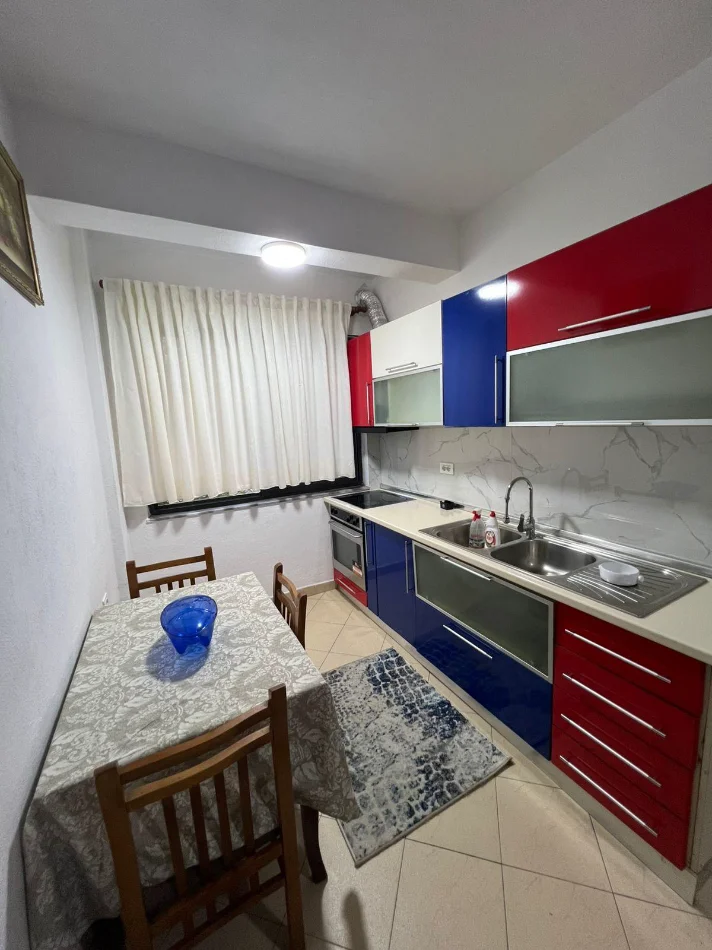 Tirane, jepet me qera apartament 1+1 Kati 2, 80 m² 400 € (Rruga 5 Maji)