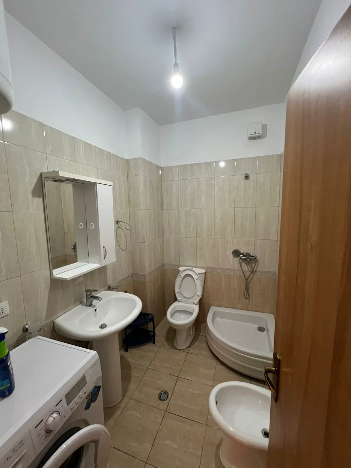 Tirane, jepet me qera apartament 1+1+Ballkon Kati 4, 74 m² 450 mije leke
