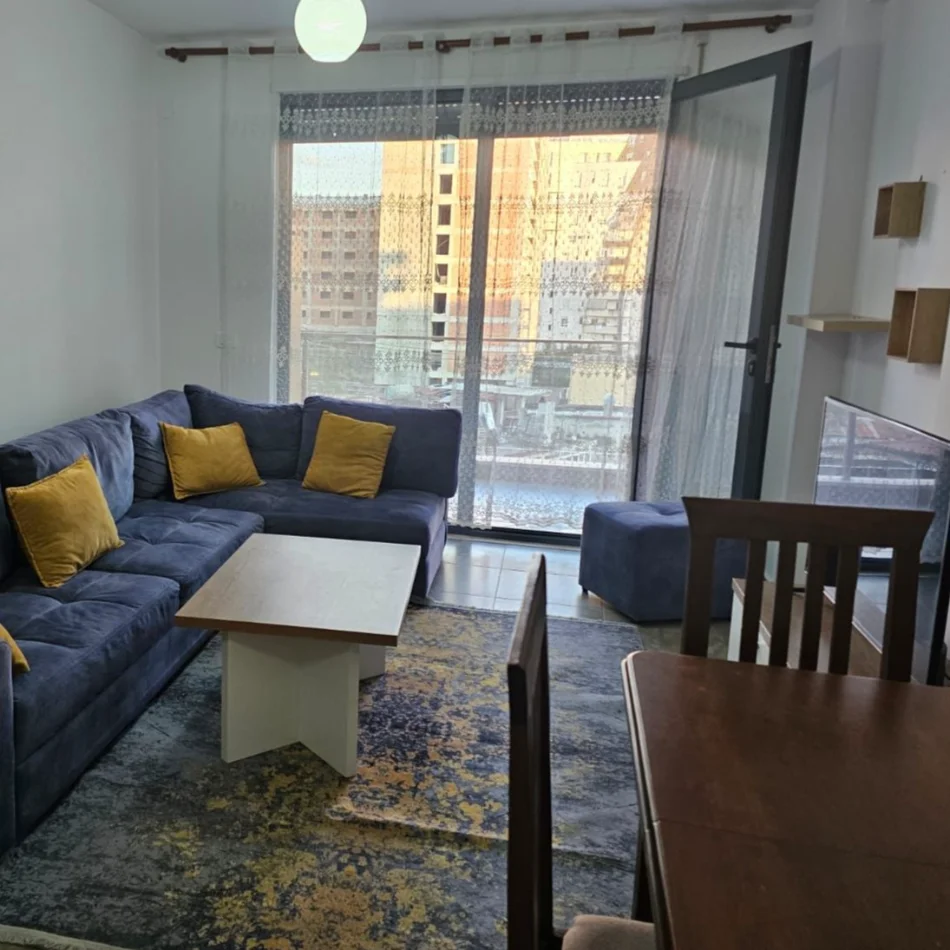 Tirane, jepet me qera apartament 2+1+Ballkon , 90 m² 700 € (Ish Parku i Autobusave)