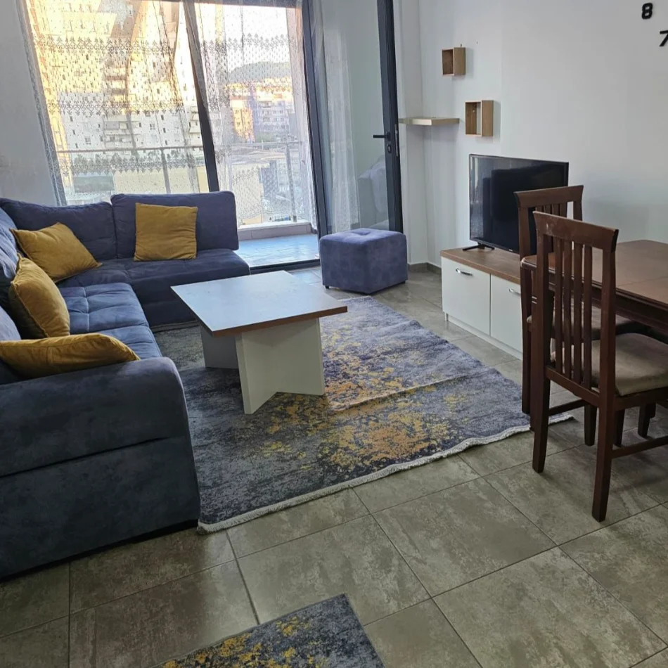 Tirane, jepet me qera apartament 2+1+Ballkon , 90 m² 700 € (Ish Parku i Autobusave)