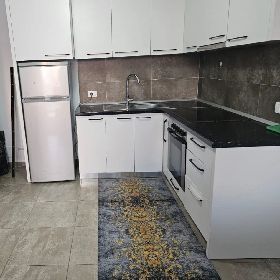 Tirane, jepet me qera apartament 2+1+Ballkon , 90 m² 700 € (Ish Parku i Autobusave)