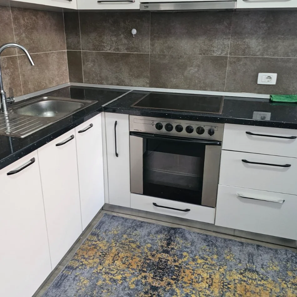 Tirane, jepet me qera apartament 2+1+Ballkon , 90 m² 700 € (Ish Parku i Autobusave)