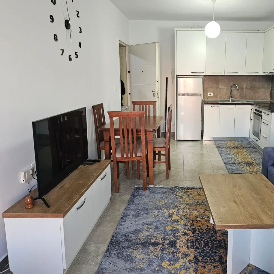 Tirane, jepet me qera apartament 2+1+Ballkon , 90 m² 700 € (Ish Parku i Autobusave)
