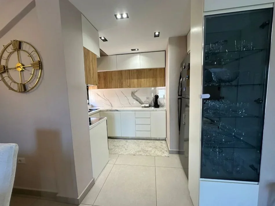 Tirane, jepet me qera apartament 2+1 Kati 3, 120 m² 750 € (PASKUQAN)