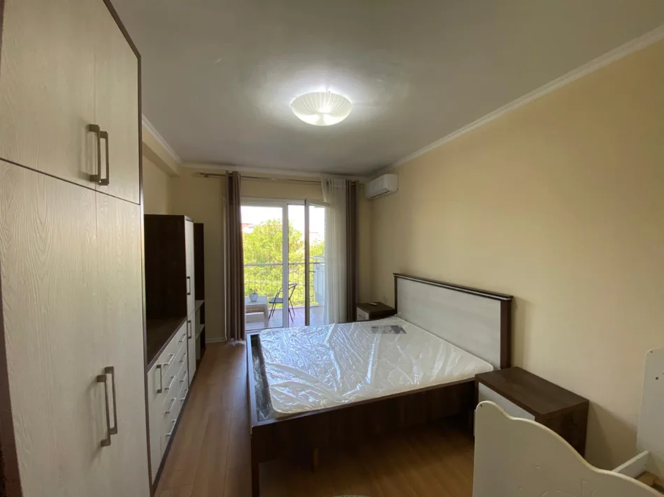 Tirane, jepet me qera apartament 2+1 Kati 3, 100 m² 900 € (Kopshti Botanik)