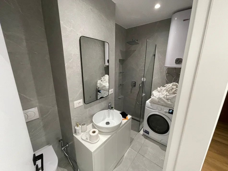 Tirane, jepet me qera apartament 2+1 Kati 8, 126 m² 1.800 € (liqeni i thate)