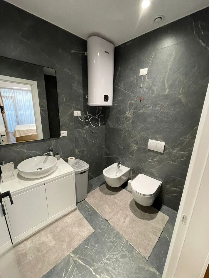 Tirane, jepet me qera apartament 2+1 Kati 8, 126 m² 1.800 € (liqeni i thate)