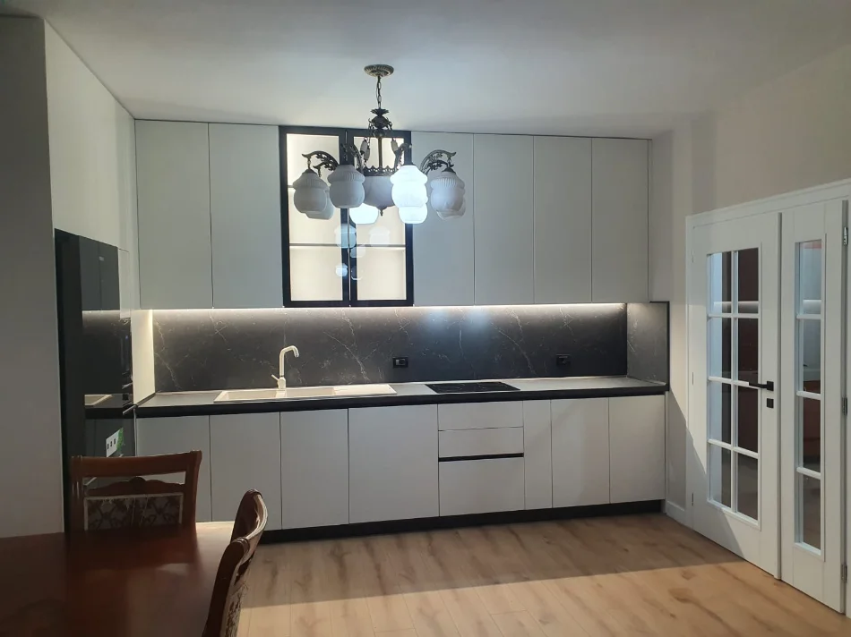 Tirane, jepet me qera apartament 2+1 Kati 7, 130 m² 850 € (21 DHJETORI)