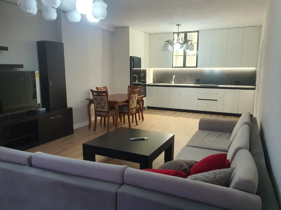 Tirane, jepet me qera apartament 2+1 Kati 7, 130 m² 850 € (21 DHJETORI)