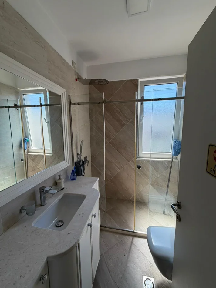 Tirane, jepet me qera apartament 2+1 Kati 3, 1.000 € (liqeni i thate)