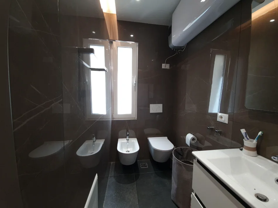 Tirane, jepet me qera apartament 1+1 Kati 2, 80 m² 700 € (RRUGA E KAVAJES)