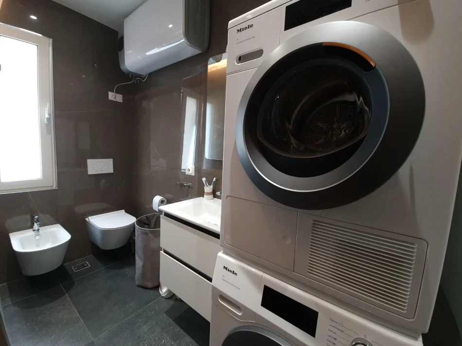 Tirane, jepet me qera apartament 1+1 Kati 2, 80 m² 700 € (RRUGA E KAVAJES)