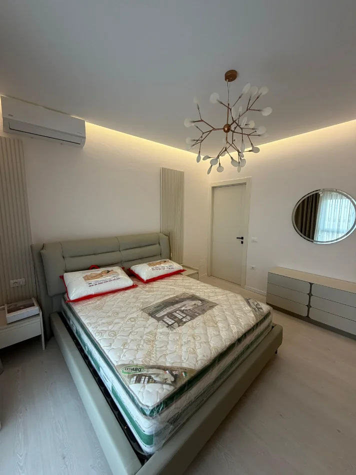 Tirane, jepet me qera apartament 1+1 Kati 5, 84 m² 700 € (XHAMLLIK)
