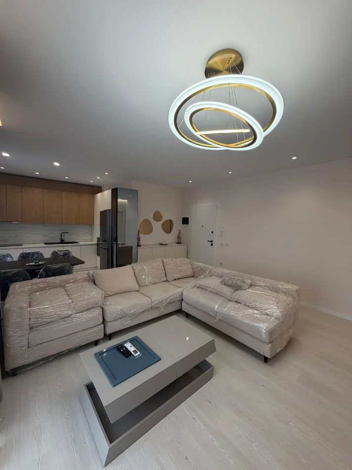 Tirane, jepet me qera apartament 1+1 Kati 5, 84 m² 700 € (XHAMLLIK)