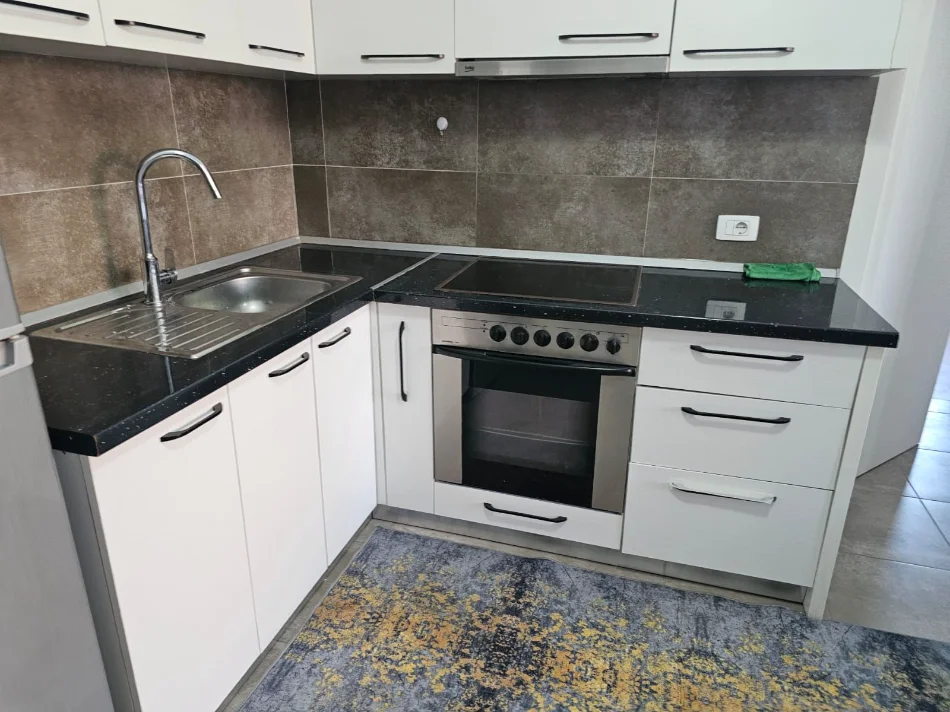 Tirane, jepet me qera apartament 1+1+Ballkon Kati 3, 80 m² 700 € (KOMPLEKSI ALBA)