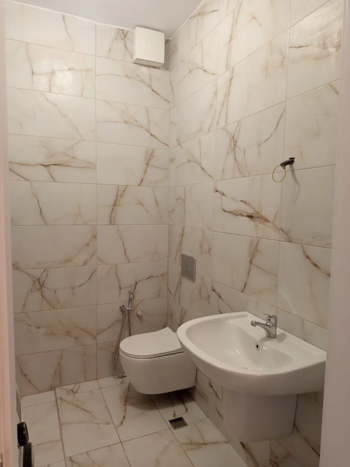 jepet me qera apartament Kati 3, 80 m² 650 € (Kompleksi Aura, Rruga Dritan Hoxha)