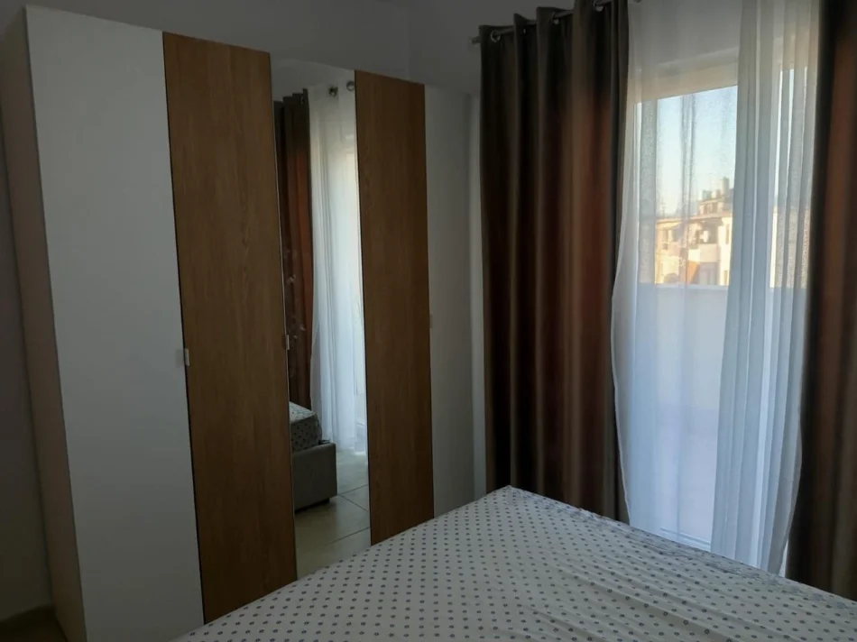 jepet me qera apartament Kati 3, 80 m² 650 € (Kompleksi Aura, Rruga Dritan Hoxha)