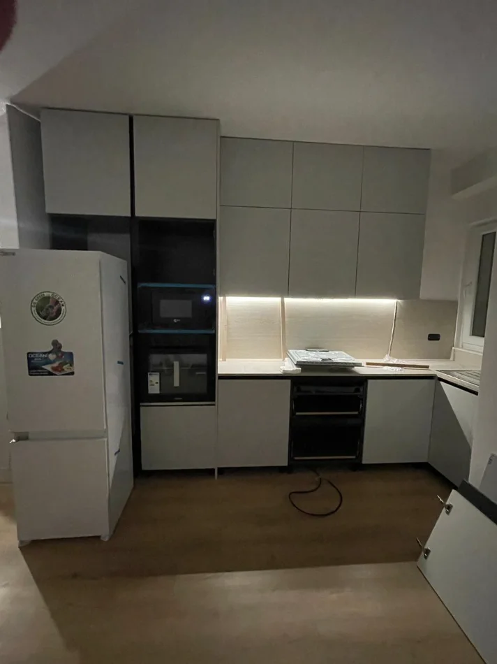 Tirane, jepet me qera apartament 1+1 Kati 4, 500 € (Laprake)