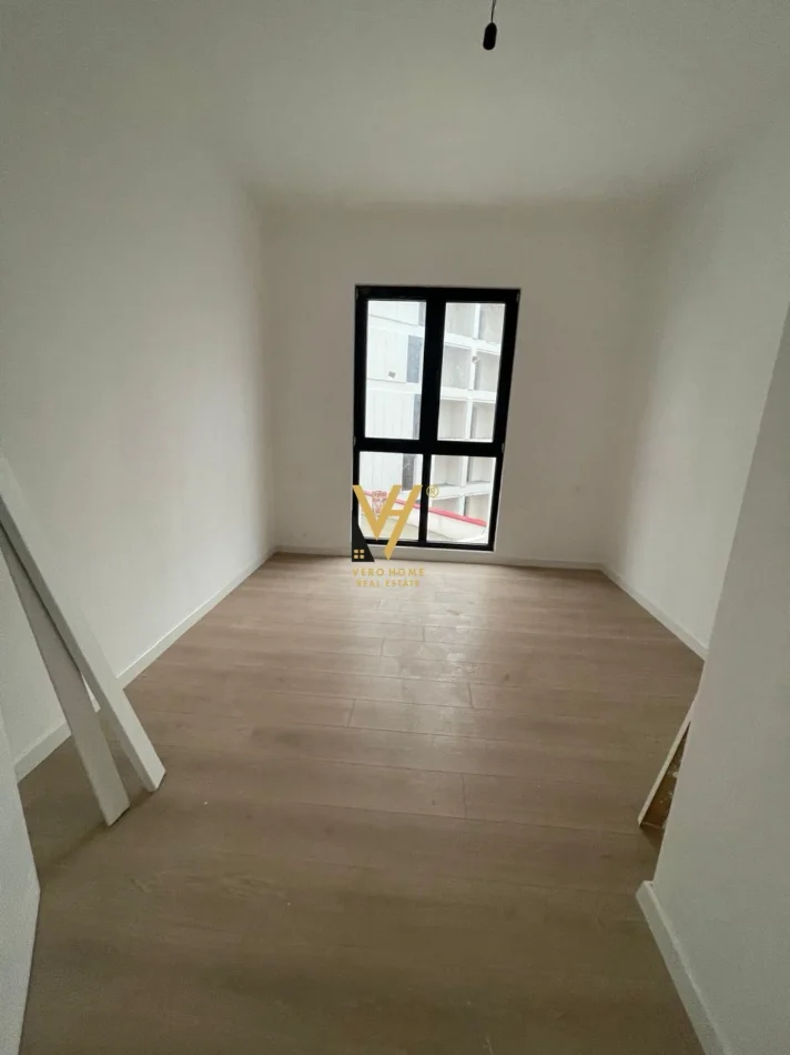 Tirane, jepet me qera zyre Kati 2, 130 m² 800 € (FARMACIA 10)