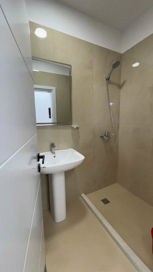 Tirane, jepet me qera apartament 2+1+Ballkon Kati 7, 100 m² 700 € 