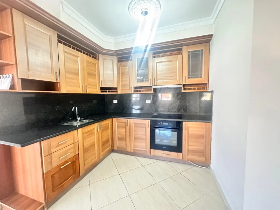 Tirane, jepet me qera apartament 3+1+Ballkon Kati 2, 120 m² 1.300 € (Selvia)