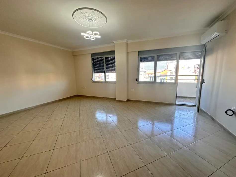 Tirane, jepet me qera apartament 3+1+Ballkon Kati 2, 120 m² 1.300 € (Selvia)