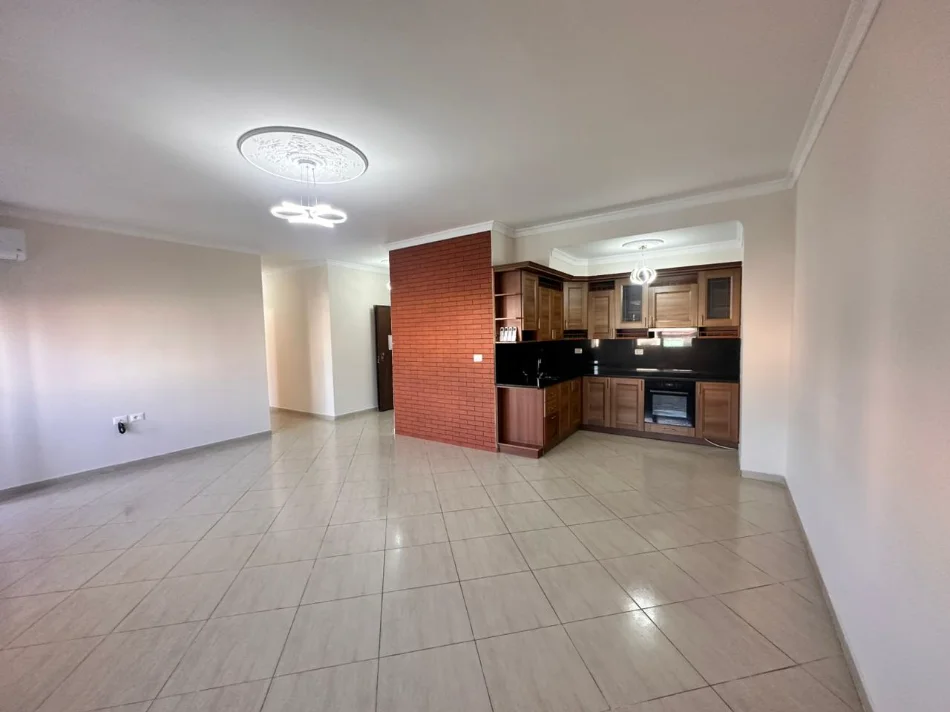 Tirane, jepet me qera apartament 3+1+Ballkon Kati 2, 120 m² 1.300 € (Selvia)