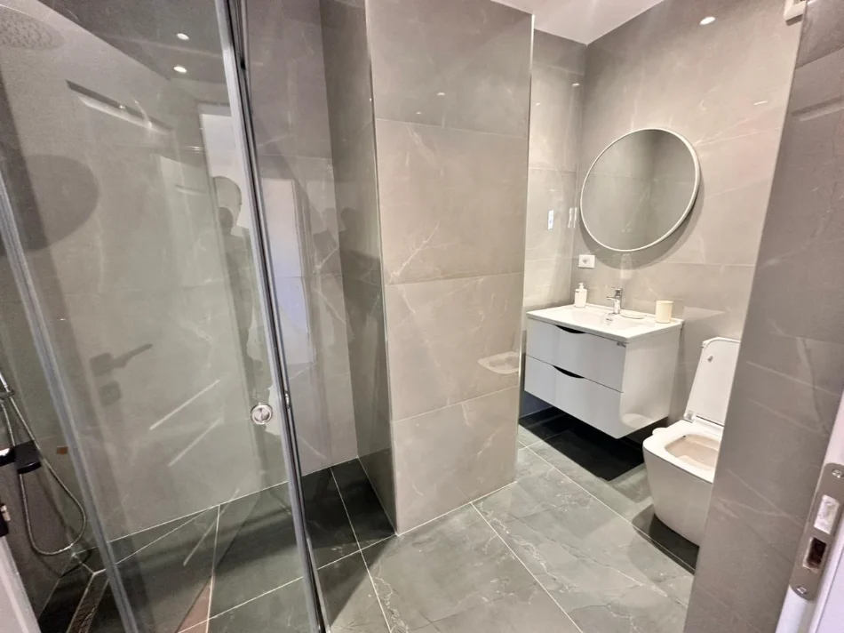 Tirane, jepet me qera apartament 3+1+Ballkon Kati 2, 120 m² 1.300 € (Selvia)