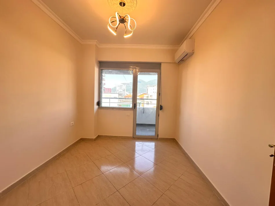 Tirane, jepet me qera apartament 3+1+Ballkon Kati 2, 120 m² 1.300 € (Selvia)
