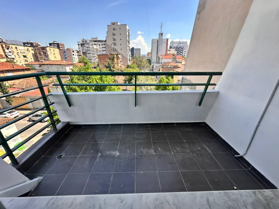 Tirane, jepet me qera apartament 3+1+Ballkon Kati 2, 120 m² 1.300 € (Selvia)