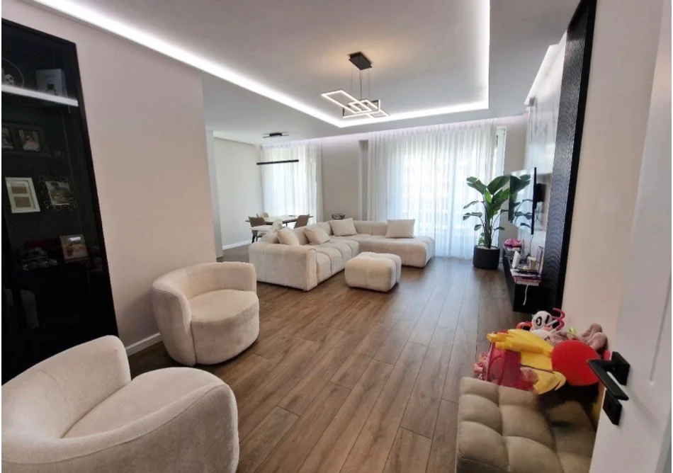 Tirane, jap me qera apartament 3+1+Ballkon Kati 5, 140 m² 1.200 € (Fusha e Aviacionit)
