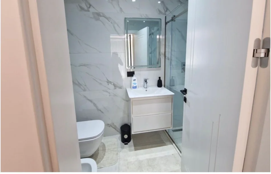 Tirane, jap me qera apartament 3+1+Ballkon Kati 5, 140 m² 1.200 € (Fusha e Aviacionit)