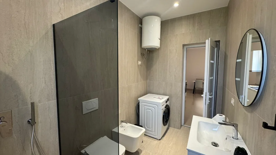 Tirane, jepet me qera apartament 1+1 , 65 m² 400 € (Jordan Misja)