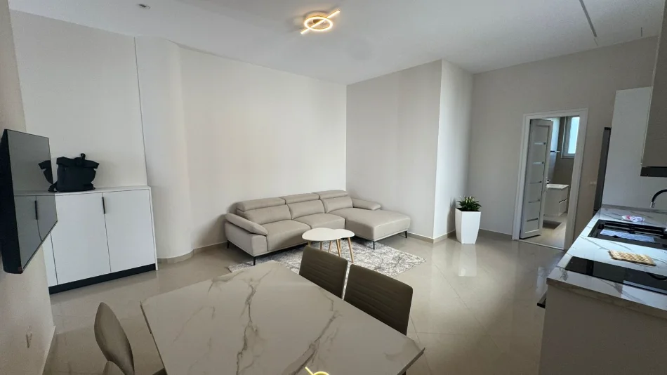 Tirane, jepet me qera apartament 1+1 , 65 m² 400 € (Jordan Misja)