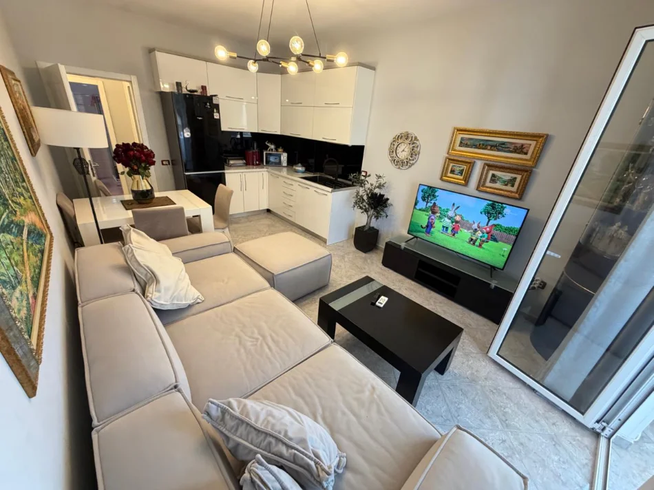 Tirane, jepet me qera apartament 2+1 Kati 7, 500 € (ish parku i autobusave)