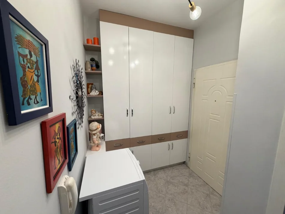 Tirane, jepet me qera apartament 2+1 Kati 7, 500 € (ish parku i autobusave)