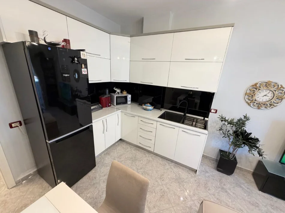 Tirane, jepet me qera apartament 2+1 Kati 7, 500 € (ish parku i autobusave)