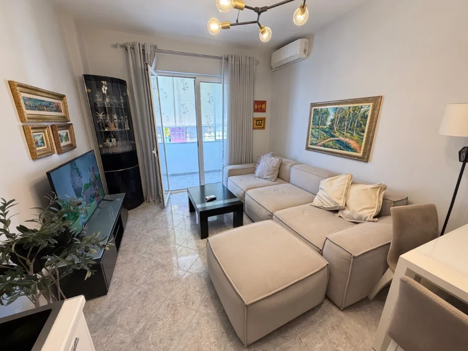 Tirane, jepet me qera apartament 2+1 Kati 7, 500 € (ish parku i autobusave)